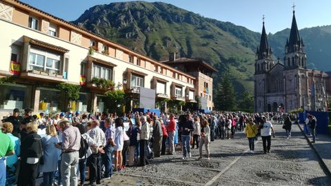 Asturianos y curiosos se renen en Covadonga para celebrar el Da de Asturias a la espera de la llegada de la familia real