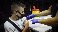 Un ni�o de 12 a�os recibe la vacuna en Tafalla, Navarra