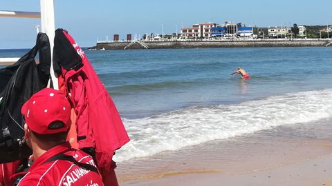 Un salvamento observa a un solitario ba�ista en la playa de San Lorenzo