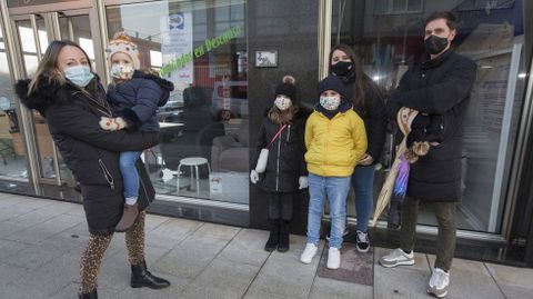 Ilusionante espera y recorrido de los Reyes por Carballo