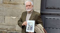 Francisco Ruiz Alderegu�a con un ejemplar de su libro reci�n publicado