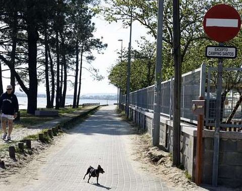 El acceso rodado y el aparcamiento a las playas de O Terr�n est� restringido.