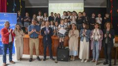 Laconselleira de Infraestruturas, Ethel Vzquez, entreg a los alumnos de segundo del Manuela Rial el premio, a nivel provincial, concedido al vdeo As pinguias viaxeiras. Destac lo cuidado del trabajo para promover el uso responsable del agua.