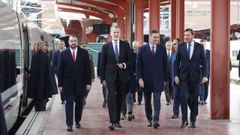 El rey Felipe VI, el ministro de Transportes y Movilidad Sostenible, Oscar Puente (d), el presidente del gobierno, Pedro S�nchez (2d), y el presidente del Principado de Asturias, Adri�n Barb�n (i), en la estaci�n del AVE en Chamart�n, Madrid, antes de la salida del viaje inaugural de la L�nea de Alta Velocidad (LAV) Madrid-Asturias