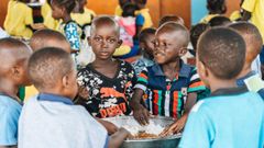 Los ni�os que acuden a la�Nursery School de N�dunghu kebbeh tienen comida gratuita debido a que esta es costeada por la ONG Asturies por �frica