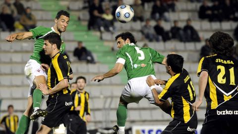 Garrido y Jonathan, autor de un doblete, en la �ltima visita del Barakaldo a A Malata. 