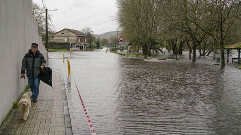 Las aguas del Veronza y el Avia han inundado algunas zonas de la capital de O Ribeiro