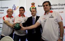 Francisco Bl�zquez (con traje) durante la presentaci�n del nuevo equipo t�cnico nacional.