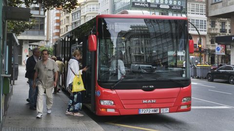 Usuarios subiendo a un autob�s urbano en la plaza de Pontevedra