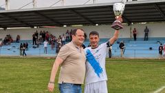 Miguel Lorigados recibe el ttulo del Torneo Delegacin el pasado sbado en el Vias da Veiga.