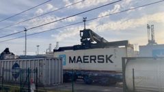 Carga de contenedores en el tren del puerto de Vigo