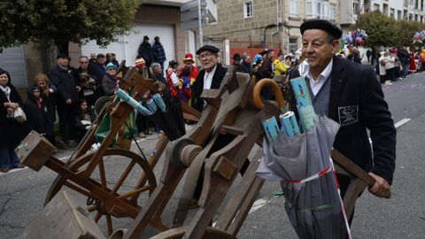 Desfile del domingo de entroido en Ver�n. Una rueda de afilar.