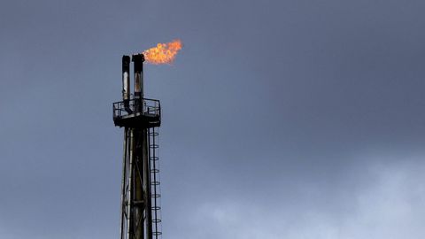 Torre de una refiner&iacute;a alemana procesando crudo.