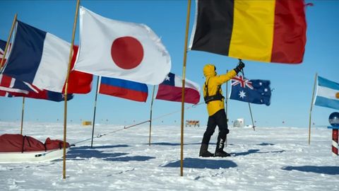 Will Smith en el momento de la serie en el que alcanz� el polo sur geogr�fico, en la Ant�rtida