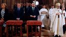 El presidente del Principado, Adri�n Barb�n (3i); el presidente del parlamento regional, Marcelino Marcos (2i) y la delegada del Gobierno, Delia Losa (i), junto al arzobispo de Oviedo, Jes�s Sanz Montes (d), durante el oficio este domingo en la bas�lica de Covadonga.