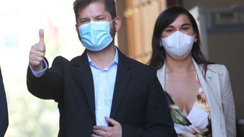 Gabriel Boric, acompa�ado por su jefa de campa�a, Izkia Siches, que ser� ministra en el nuevo Gabinete