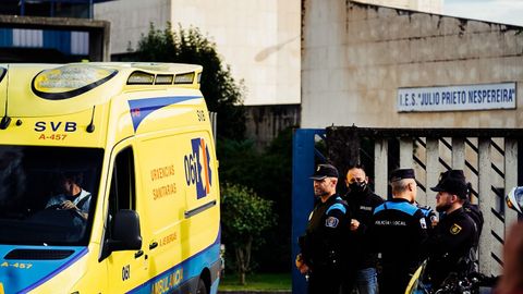 Polic�as y servicios de emergencias ante el IES Julio Prieto Nespereira, de Ourense, el d�a de la ca�da del tabique que caus� la muerte de un alumno.