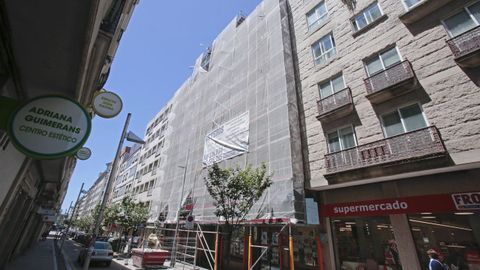 Obras en la fachada de un inmueble en la calle Rosalía de Castro, en Pontevedra