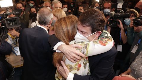 Maueco se abraza a una simpatizante tras conocer los resultados de la noche electoral en Castilla y Len
