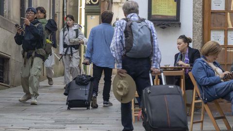 Varios turistas en la zona vieja de Santiago, con maletas y mochilas, en una imagen de ayer.