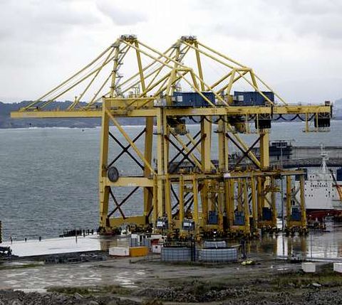 Las gr�as para contenedores en el puerto exterior.