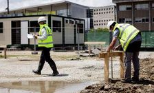 Operarios de la adjudicataria realizaron mediciones ayer en la parcela de la nueva piscina. 