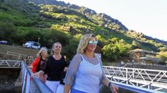 Turistas subiendo al barco que cubre la ruta del ca��n del Sil, en Monforte