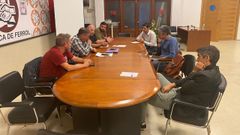 Representantes del servicio de parques y jardines se reunieron con representantes de los grupos de la oposici�n.