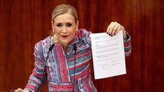 Cifuentes muestra uno de los documentos que aport�, entre los que no estaba el trabajo final