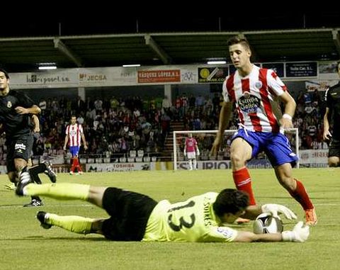 El portero del Racing, desbaratando una llegada al �rea de Fran Sol, en el partido de anteayer.