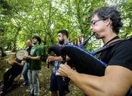 <span lang= es-es >Foliada en el Bosque</span>. El A��n volvi� a llenarse ayer de m�sica gracias a la asociaci�n Foliada Galega. El acto comenz� a las 11.00 horas y poco a poco fue uni�ndose p�blico. Por la noche la animaci�n era ya m�xima. 