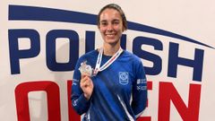 La deportista Alma P�rez posando con la medalla de plata.