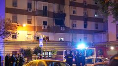 Servicios de emergencias en el edificio incendiado en Sevilla.