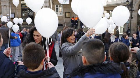 Paz Ourense.Lectura de manifiesto y suelta de globos en la praza Maior de Ourense