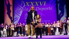 Claudia Fernndez, del Club Nutico de Narn, recogi el trofeo en el nombre de Sara Guerrero de manos del edil de deportes Ibn Santalla