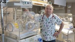 Manuel Silveira, este mi�rcoles en el �rea de prematuros del hospital mari�ano, en Burela