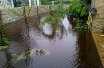 En O Grove varios fueron los bajos de viviendas que se vieron anegados por el agua.