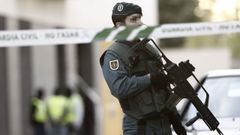 Imagen de archivo de un agente durante un registro de la Guardia Civil en Burlada en una operaci�n antiterrorista