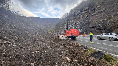 Trabajos en la autopista del Huerna tras el argayo