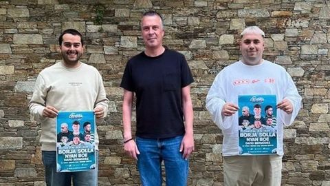 El alcalde de Cedeira, Pablo Moreda, flanqueado por el concejal Noel L�pez (izquierda) y el �dj� Nyan Boe