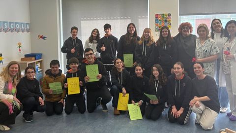 Estudiantes del Colegio Diocesano Mar�a Auxiliadora de Lugo ofrecieron un recital en el HULA en el D�a de Rosal�a.