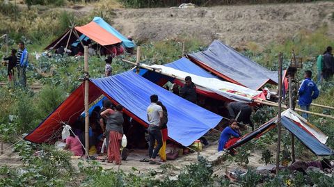 Refugios muy precarios de los desplazados por la catstrofe