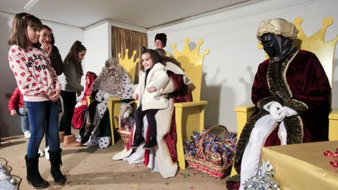 En todos los municipios, los Reyes Magos conocern a los ms pequeos y les darn regalos. En la foto, Castro de Rei