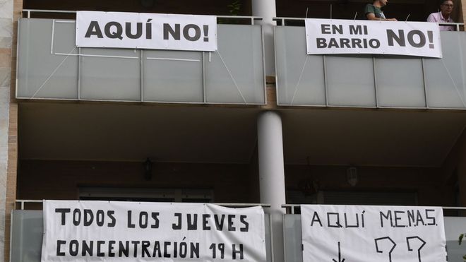 Edificio del barrio de La Florida se concentran para exigir que no se traslade el centro de menores de Avil�s a su edificio. Asturies Anfiscismo ha convocado una concentraci�n en la plaza Carlos Osoro a las 18:30 horas bajo el lema 'Fuera racismo de nuestros barrios', media hora antes de la programada en el Paseo de la Florida contra la posible ubicaci�n de un centro de menores en el barrio