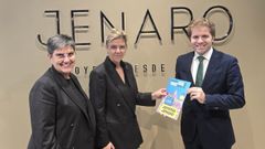 El concejal de Promoción Económica de Ferrol entrega el premio a la familia de la joyería Jenaro