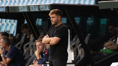El entrenador del Sabadell, Ferran Costa, durante el partido ante el Celta Fortuna en Bala�dos.