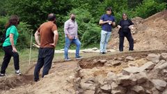 EL consejero de Ciencia, Innovaci�n y Universidad, Borja S�nchez, de visita en la excavaci�n de la necr�polis de Viga�a, en Belmonte de Miranda