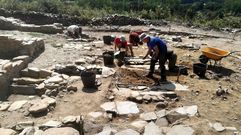 Excavaciones en Cereixa. En el castro de San Lourenzo, en en el municipio A Pobra do Broll�n, se llevaron a cabo este a�o nuevas investigaciones sobre el terreno que han seguido sacando a la luz importantes vestigios arqueol�gicos de las �pocas castre�a y medieval 