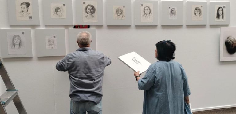 Montaje de la exposici�n �500 mulleres na arte�, en el Museo Provincial de Lugo.