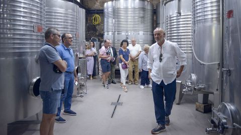 El impulsor de la bodega, Fernando González, guio la visita por la zona de elaboración
